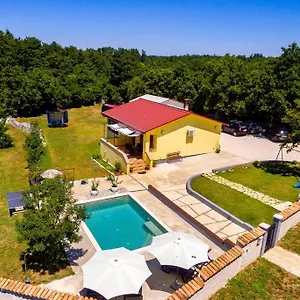 Sunny Yellow House With A Pool Ferienhaus